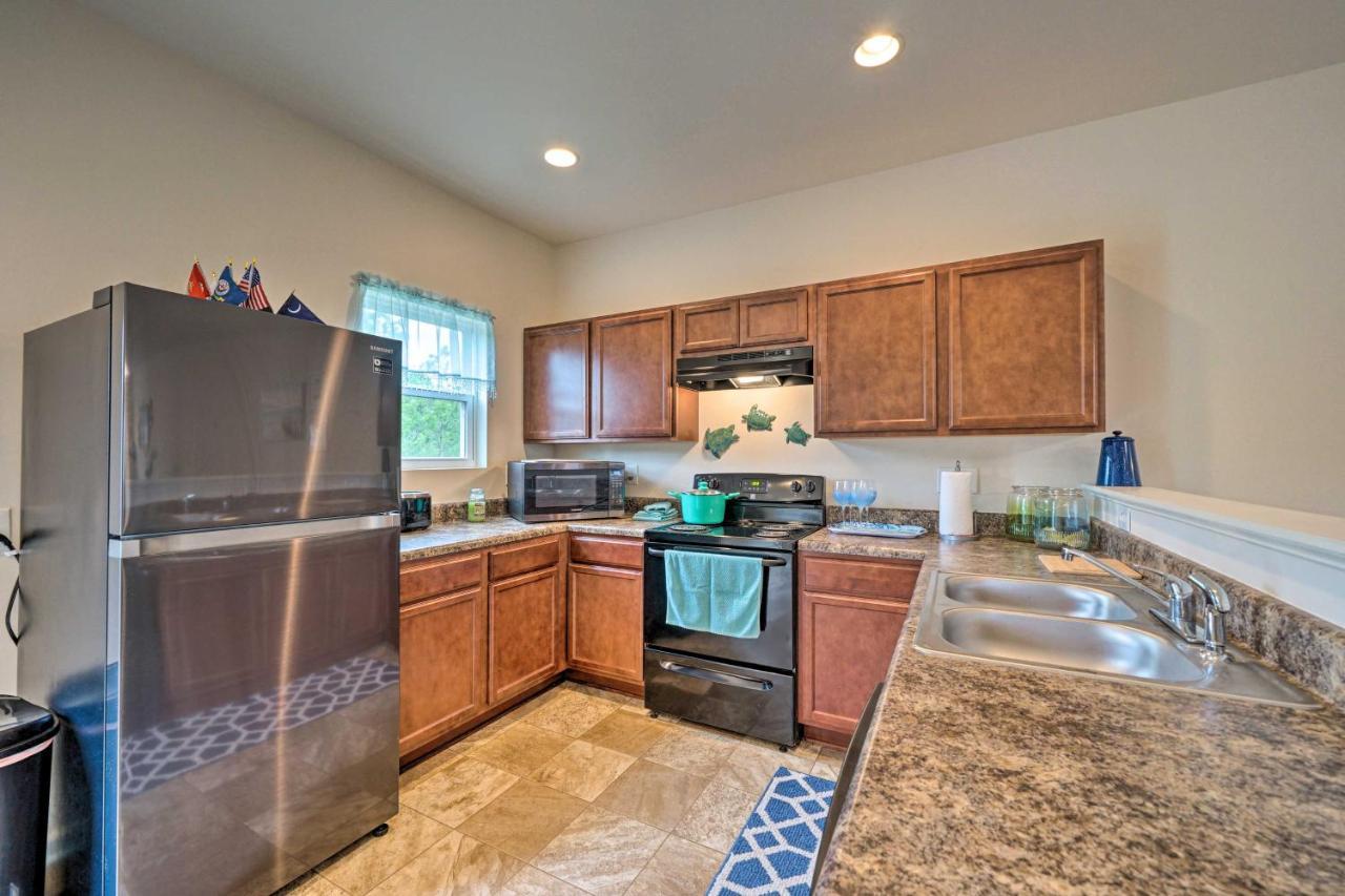 Modern Coastal Condo With Patio 1 Mi To Beaches! Carolina Beach Exterior photo