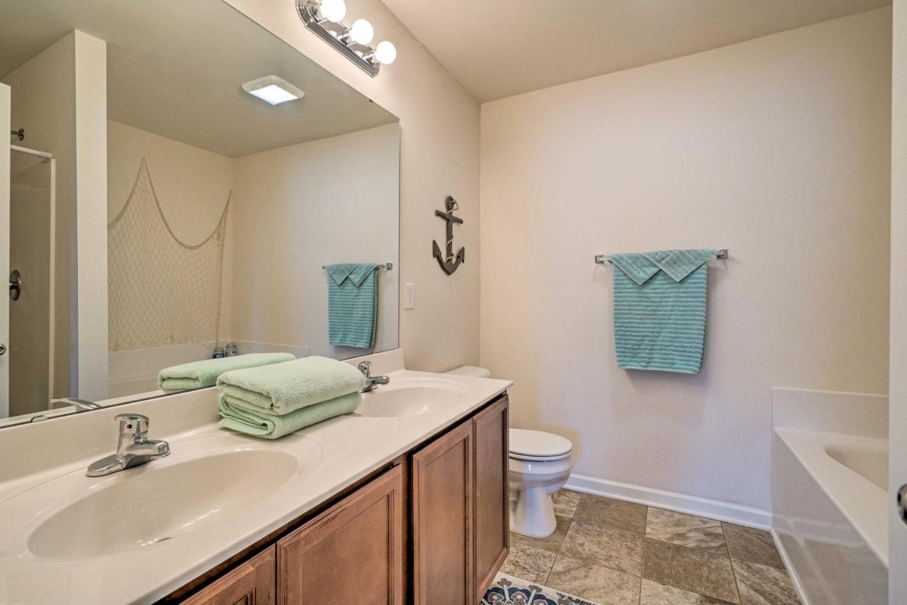Modern Coastal Condo With Patio 1 Mi To Beaches! Carolina Beach Exterior photo
