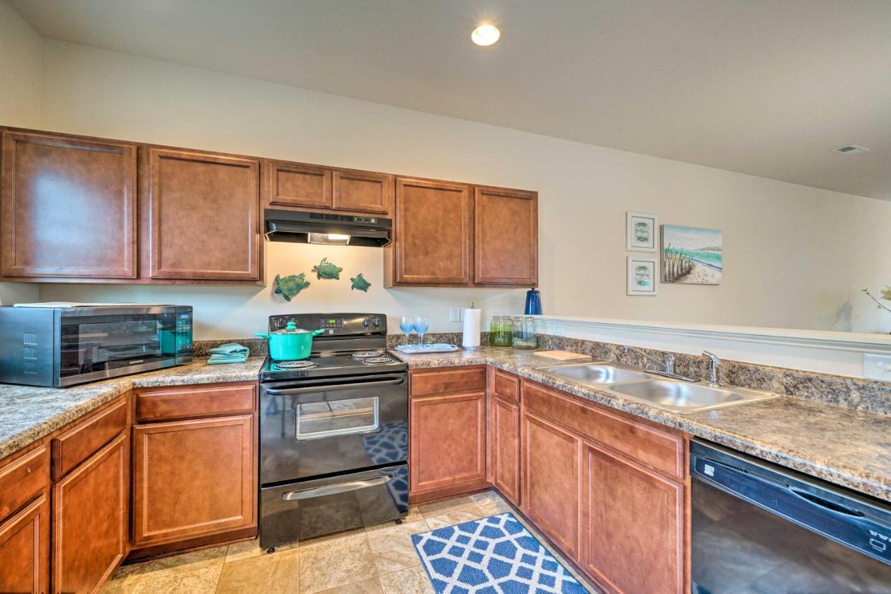 Modern Coastal Condo With Patio 1 Mi To Beaches! Carolina Beach Exterior photo
