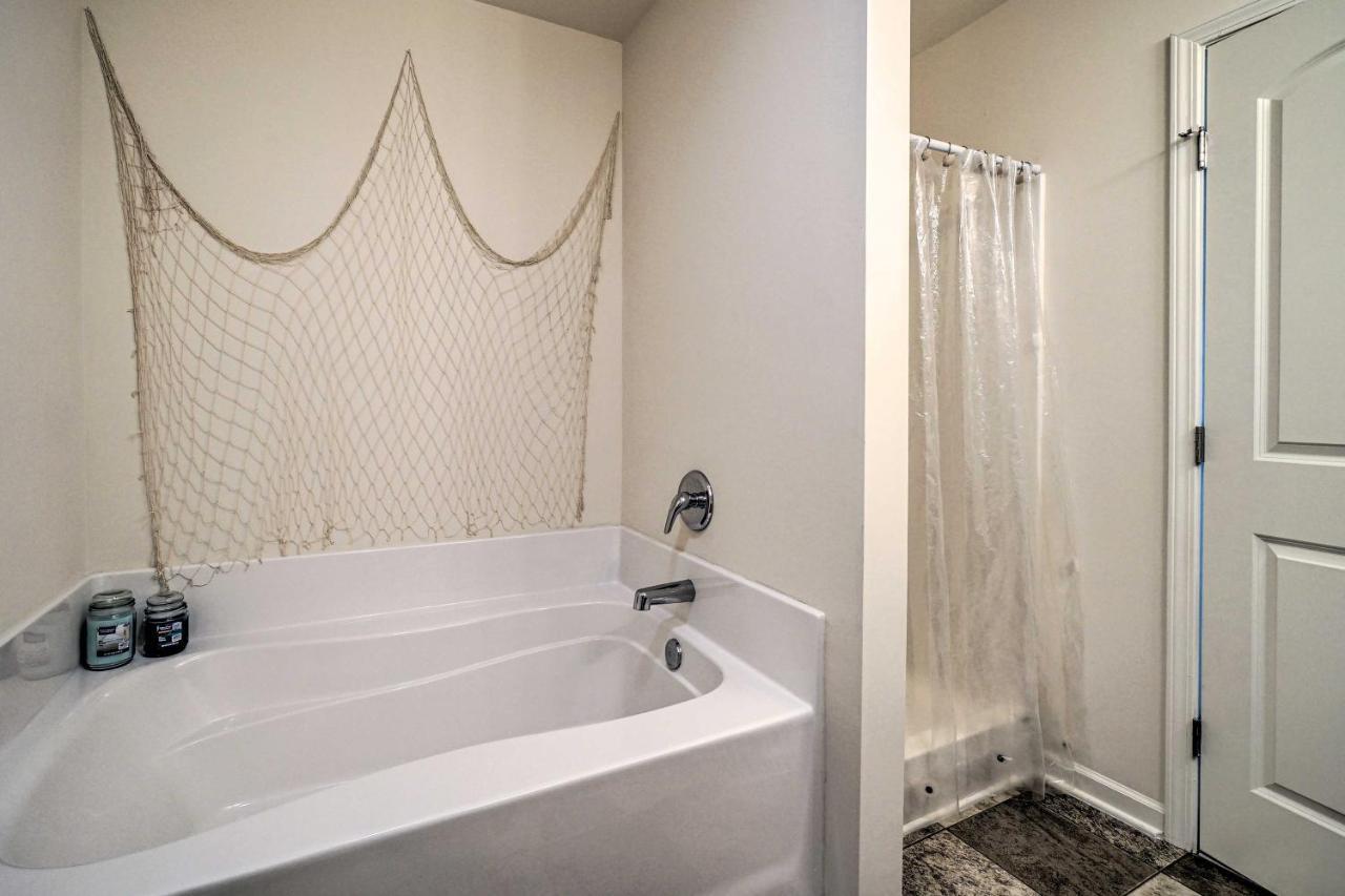 Modern Coastal Condo With Patio 1 Mi To Beaches! Carolina Beach Exterior photo